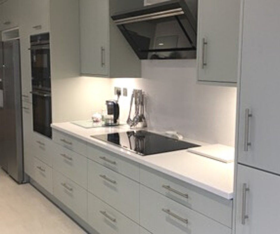 DisInterior's tweet image. You can't beat bespoke kitchens. These cabinets were made by us and the doors are matt finish, colour is morning dew. 

#kitchens #colchester #handlelesskitchen 
#kitchendesign #kitchenrenovation #fittedkitchen