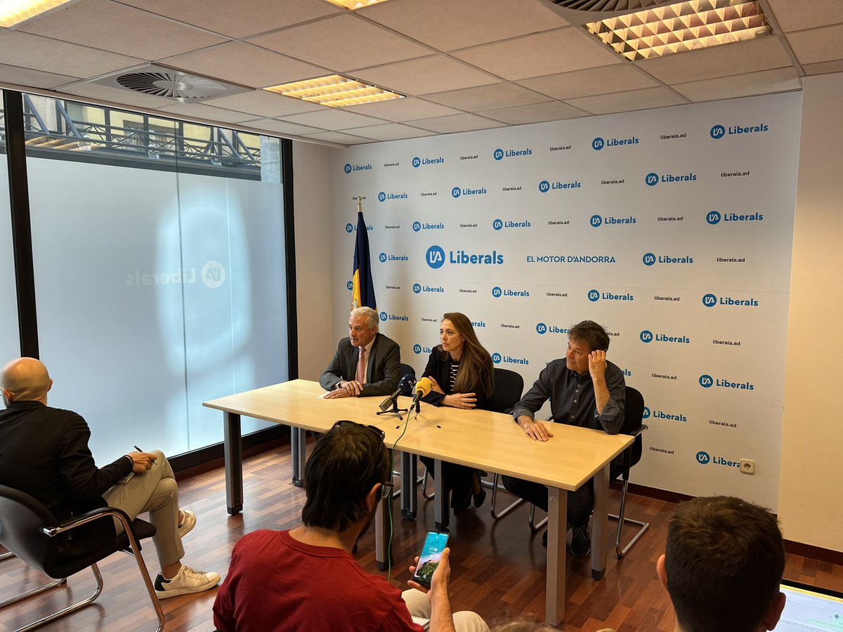 LiberalsAndorra's tweet photo. 🔵 Cabanes ha confirmat que es quedaran a l'oposició per incompliments del pacte

👉 Els números 3 de les llistes territorials d’Andorra la Vella i Ordino havien d'esdevenir consellers generals i no s'ha respectat

👉 Es posarà a disposició de la militància els càrrecs del partit https://t.co/eHbqsX6pk7