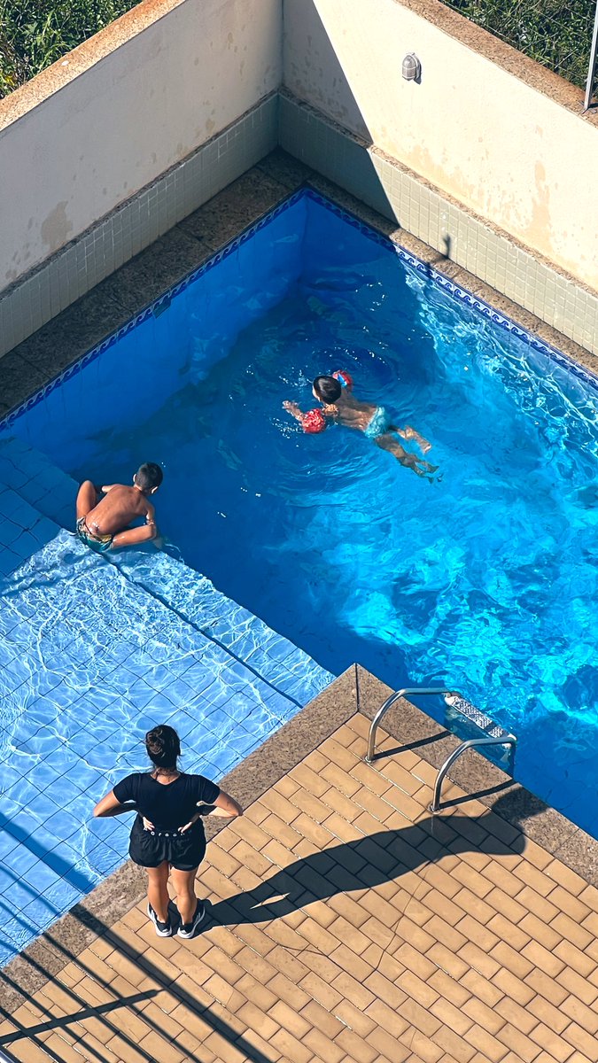 dimorales's tweet photo. A professora de natação aqui no condomínio que grita “amém” a cada minuto que o menino consegue alguma coisa! Ameeeeemmmmm! https://t.co/LSswHUNAnV