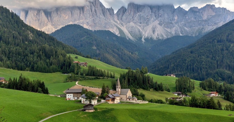 traveldiv's tweet photo. تخطط للسفر الى اوروبا ؟
هذه افضل 10 مسارات سياحية جاهزة ومرتبة  فقط اختر المسار المناسب لك و قم بالتعديل عليه كما تحب .
🇦🇹 النمسا 
🇨🇭سويسرا
🇩🇪 المانيا
🇫🇷 فرنسا
🇳🇱 هولندا
🇧🇪 بلجيكا
🇮🇹 ايطاليا
🇬🇧 بريطانيا