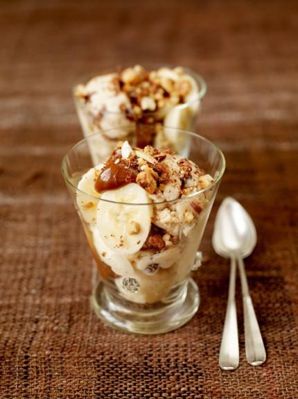 InSeasonRecipes's tweet photo. Banoffee sundae: With homemade banana ice cream. The amazing ice cream makes this banoffee sundae great for parties and it's a doddle to make  #fruit #dinnerparty #partyfood #vegetarian #seasonal #recipe https://t.co/L7uQH4tX9N https://t.co/PNfojbKnvF