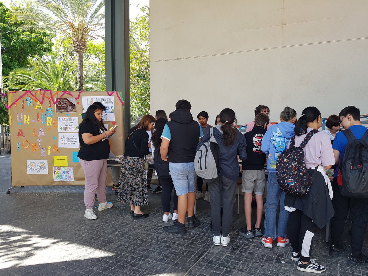 Hui hem celebrat, la 1a Fira del llibre a l'institut. Amb el lema: Fira't un llibre a la Fonteta, l'alumnat i el professorat han fet un Creua llibres. Per cada llibre que han aportat, se n'han endut dos ;)