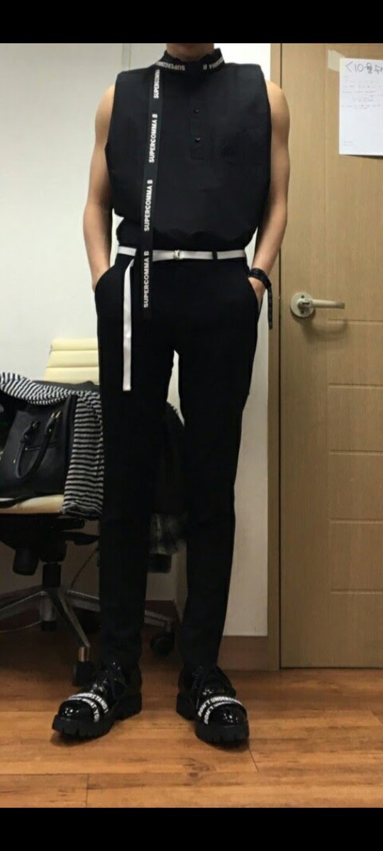 butterfly_0718's tweet photo. 얼굴 없으니까 괜찮겠지 6년 지났으니까 괜찮겠지 내친구 슈콤마 퇴사했으니까 괜찮겠지 슈즈를 매우 마음에 들어했다는 후문 https://t.co/qF2p4cjRd9