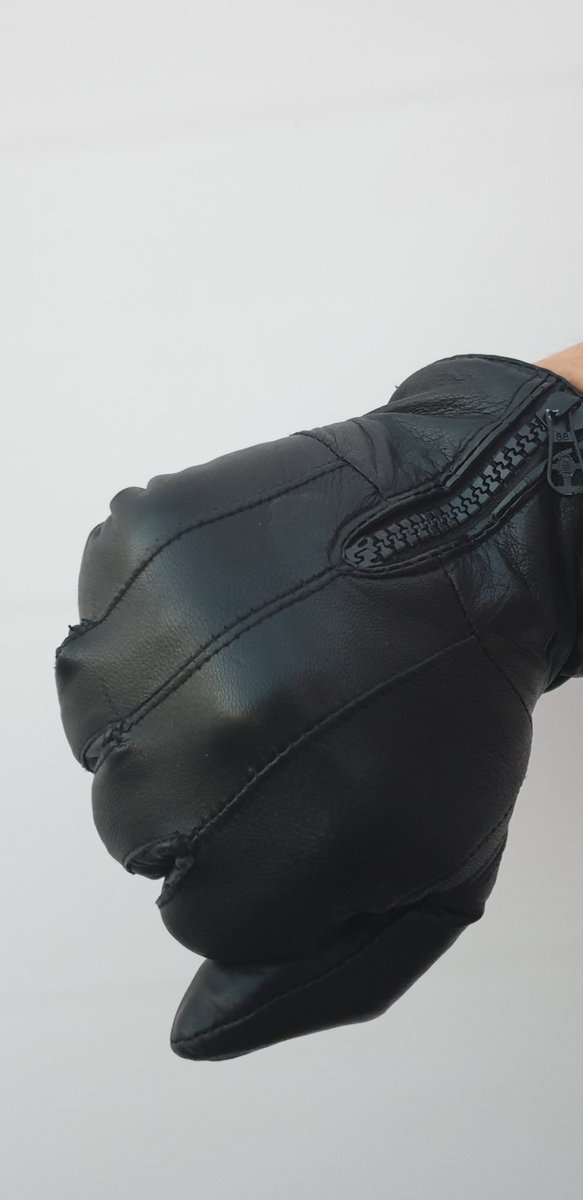 Puñetazo en la cara que os metía si no besáis mi guantaco de cuero. Si eres fetichista del guantes o curo DM !!!