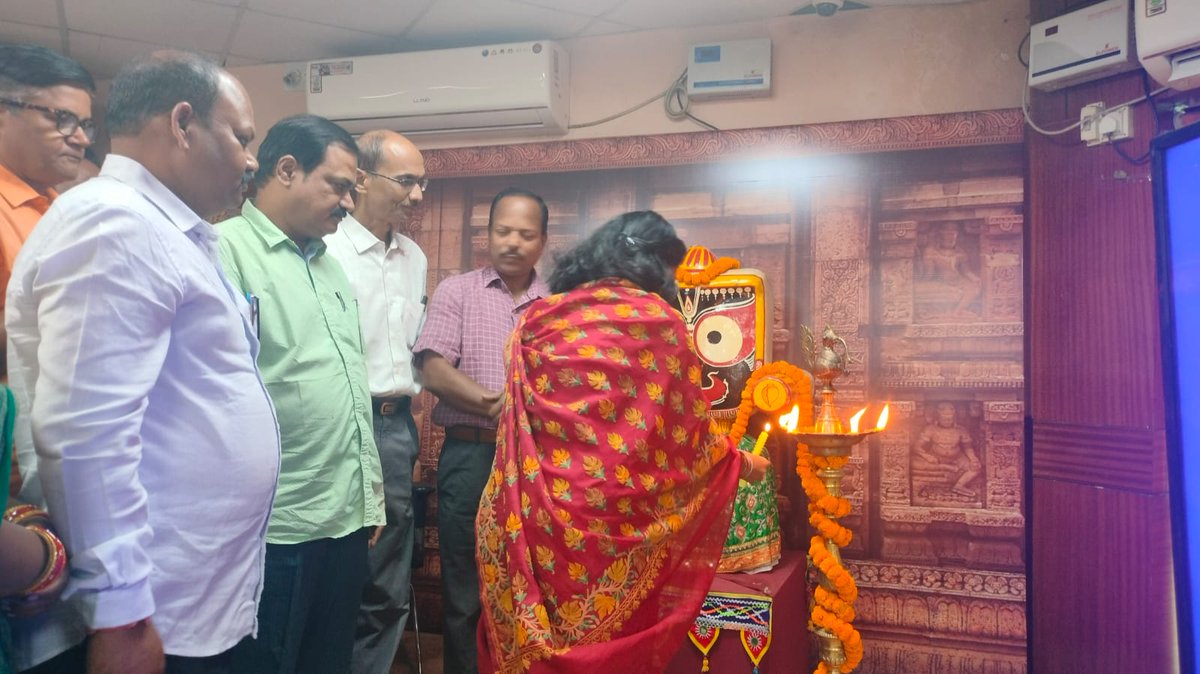 Culturedeptt's tweet photo. ଓଡ଼ିଆ ଭାଷା, ସାହିତ୍ୟ ଓ ସଂସ୍କୃତି ବିଭାଗ ପକ୍ଷରୁ ଗତ କାଲି ସଂସ୍କୃତି ଭବନ ସମ୍ମିଳନୀ କକ୍ଷରେ ପ୍ରଥମ ଦିନର ସାଂସ୍କୃତିକ ଦଳ ପରିଚାଳନା ବ୍ୟବସ୍ଥା କର୍ମଶାଳା ଅନୁଷ୍ଠିତ ହୋଇଯାଇଅଛି। @CMO_Odisha @SecyChief @satyabrata1967 @IPR_Odisha https://t.co/LtTjs3ELVy
