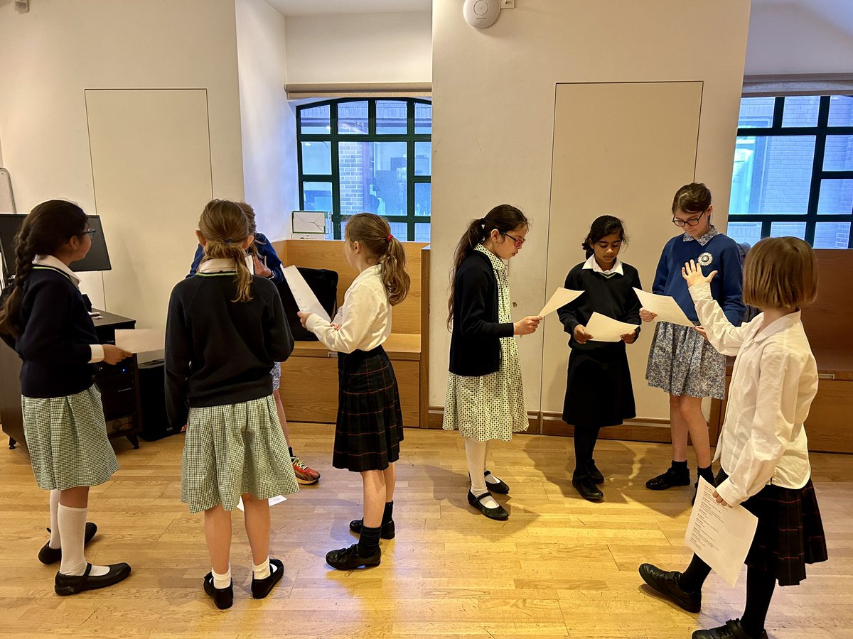 Workshopping Hamlet @The_Globe and the girls are doing themselves proud 👏👏🤩🤩 @GDST #learnwithoutlimits #madebygirls
