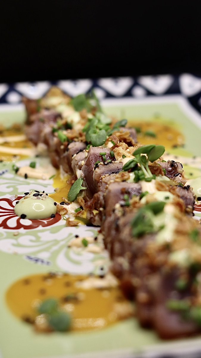 Tataki de atún rojo #Tarifa (#Cádiz), crema de mango, kimchee, mayonesa de aguacate y cebolla frita… #lacommissione