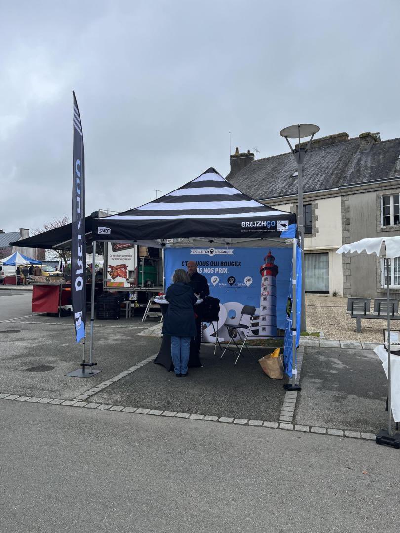 leparcJerome's tweet photo. Les équipes @TERBreizhGo étaient hier sur le marché de @Bannalec29 et ce matin sur celui de @VilleRosporden 

Des beaux échanges autour du #PASSTER illimité et des abonnements. 

#PlusDeTERMoinsDeCO2 https://t.co/43fhDt9Qge