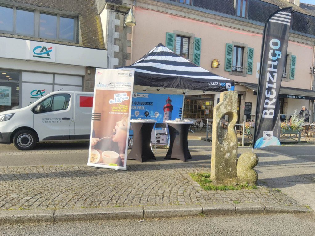 leparcJerome's tweet photo. Les équipes @TERBreizhGo étaient hier sur le marché de @Bannalec29 et ce matin sur celui de @VilleRosporden 

Des beaux échanges autour du #PASSTER illimité et des abonnements. 

#PlusDeTERMoinsDeCO2 https://t.co/43fhDt9Qge