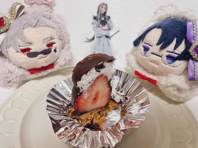 うさにこもちとうさちょもちとひめちゃん、ずっと食べたかったイチゴシャンデだよ