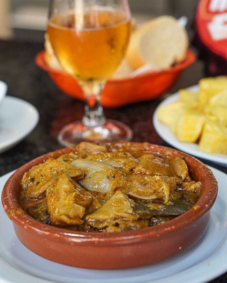 elcocinerofiel's tweet photo. Este lo descubro gracias a un indignado. Está realmente bien. El Rincón del Pincho (Bonavista #Tarragona). Bravas originales, ajo potente y muy especiadas. Callos picantes, sin exagerar, y con una salsa untuosa muy rica. Sirven tapa con la bebida. https://t.co/CUTHXIGeKS