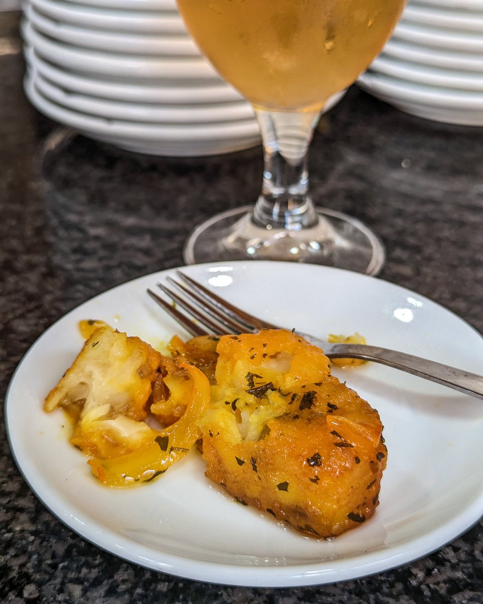 elcocinerofiel's tweet photo. Este lo descubro gracias a un indignado. Está realmente bien. El Rincón del Pincho (Bonavista #Tarragona). Bravas originales, ajo potente y muy especiadas. Callos picantes, sin exagerar, y con una salsa untuosa muy rica. Sirven tapa con la bebida. https://t.co/CUTHXIGeKS