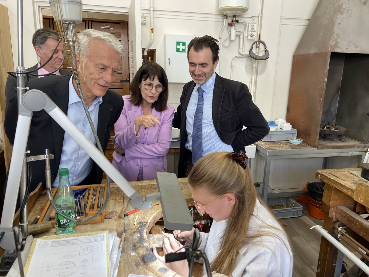 PatrickMartin_1's tweet photo. Merci à ⁦@BPinetCuoq⁩ et son équipe pour leur accueil à l’⁦@ufbjop⁩ et son école ⁦@HES_Paris⁩🙏
La #joaillerie/#bijouterie est une filière et une vitrine d’excellence pour le rayonnement de nos savoirs-faire,notre économie,nos territoires et la #formation! https://t.co/2bvbrZfjg9