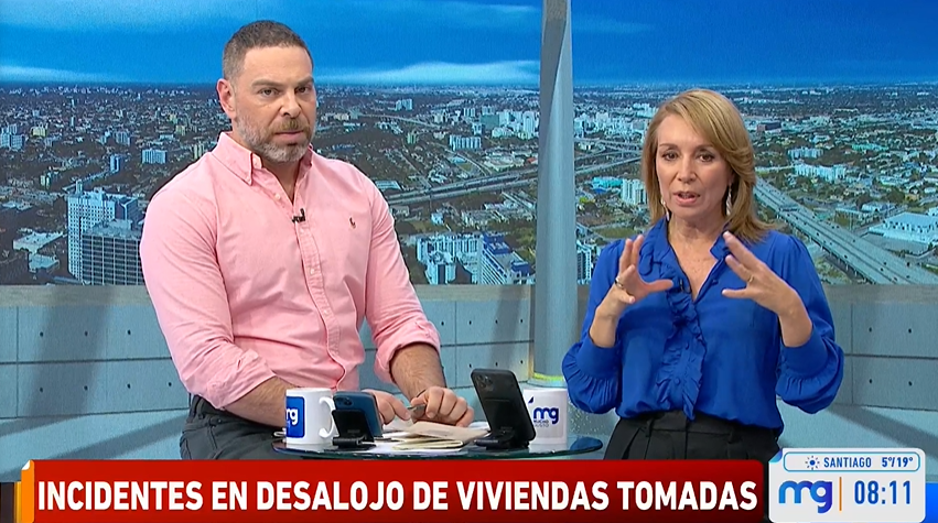 MuchoGustoMEGA's tweet photo. 🔴AHORA: Agreden a equipos de @meganoticiascl en San Pedro de la Paz durante un desalojo de viviendas tomadas.
#MuchoGustoMEGA 
📺https://t.co/qRid36DR3o https://t.co/fQBRvzl5wC