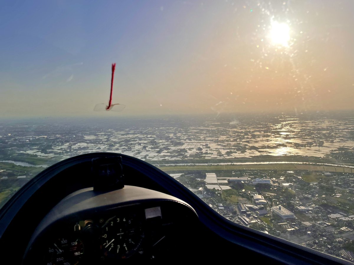 akaRingoJL005's tweet photo. フライト終わりのウィスキーは格別です

#glider #Lagavulin https://t.co/WM90AnWPMK