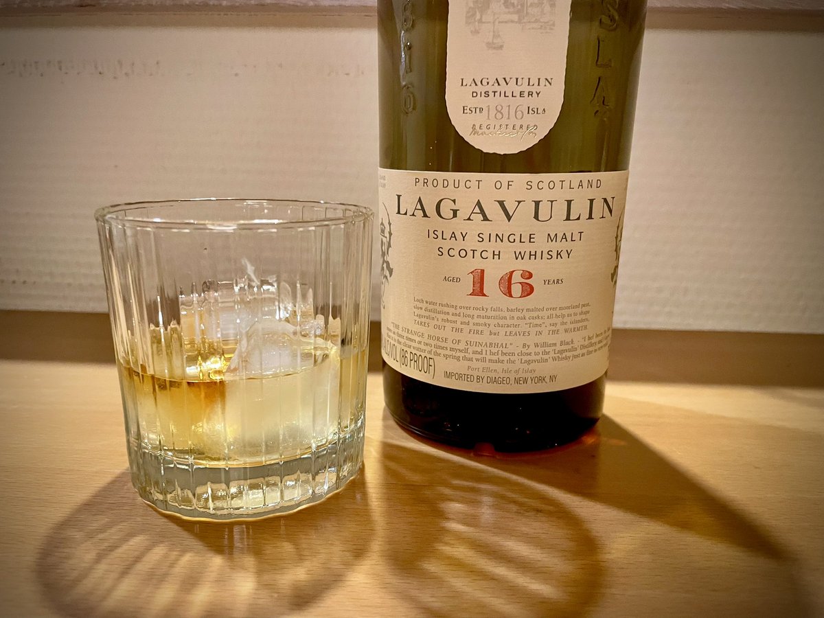 akaRingoJL005's tweet photo. フライト終わりのウィスキーは格別です

#glider #Lagavulin https://t.co/WM90AnWPMK