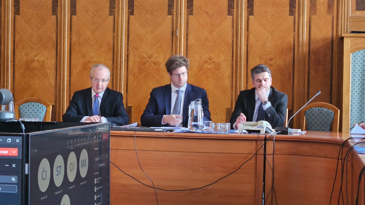 Dnes se rovněž na <a href="/mpo_tweetuje/">MPO ČR</a> sešel ke svému jednání pracovní tým #tripartita pro hospodářskou politiku. Na programu je příprava strategických dokumentů v energetice a klimatu, analýza  využívání podpor z dočasného krizového rámce a informace o přípravě nových jaderných zdrojů.