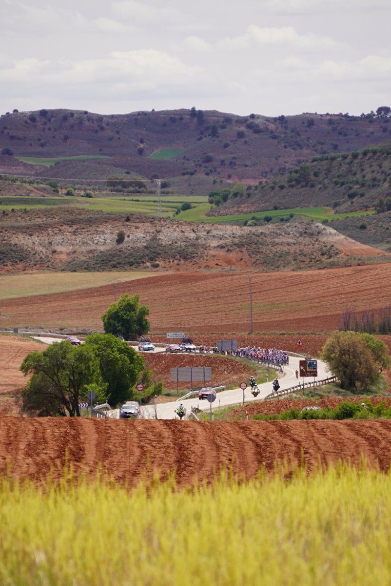Movistar_Team's tweet photo. 🌾🛣️🇪🇸 #LaVueltaFemenina 

🍼 @Elite_cycling | #eliteFLYteam https://t.co/b8iY26BAcT