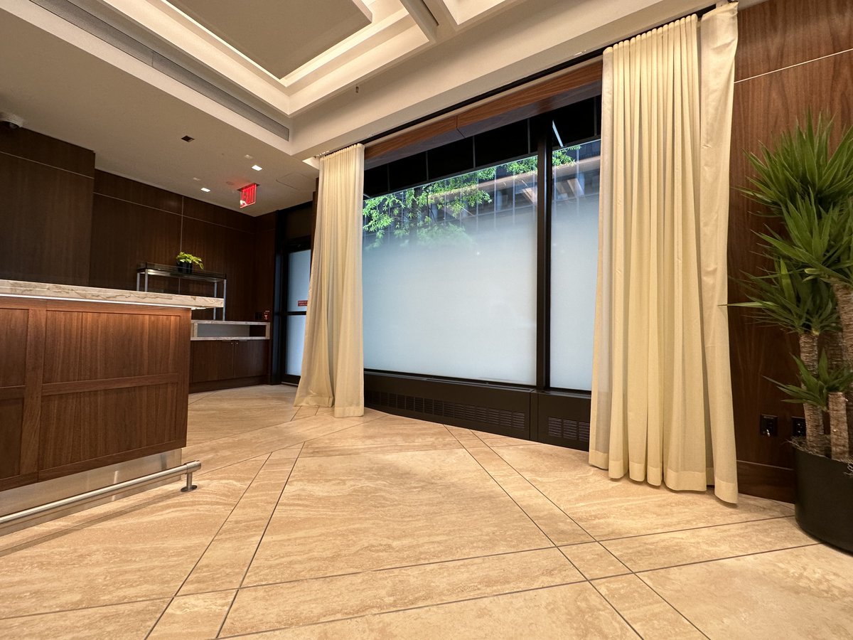 getLayr's tweet image. 💯👀✅ installation of our favorite #gradient #privacywindowfilm for this midtown NYC client!  Solyx feather gradient the perfect amount of privacy at a nice value 💰 #layr #solyx #midtown