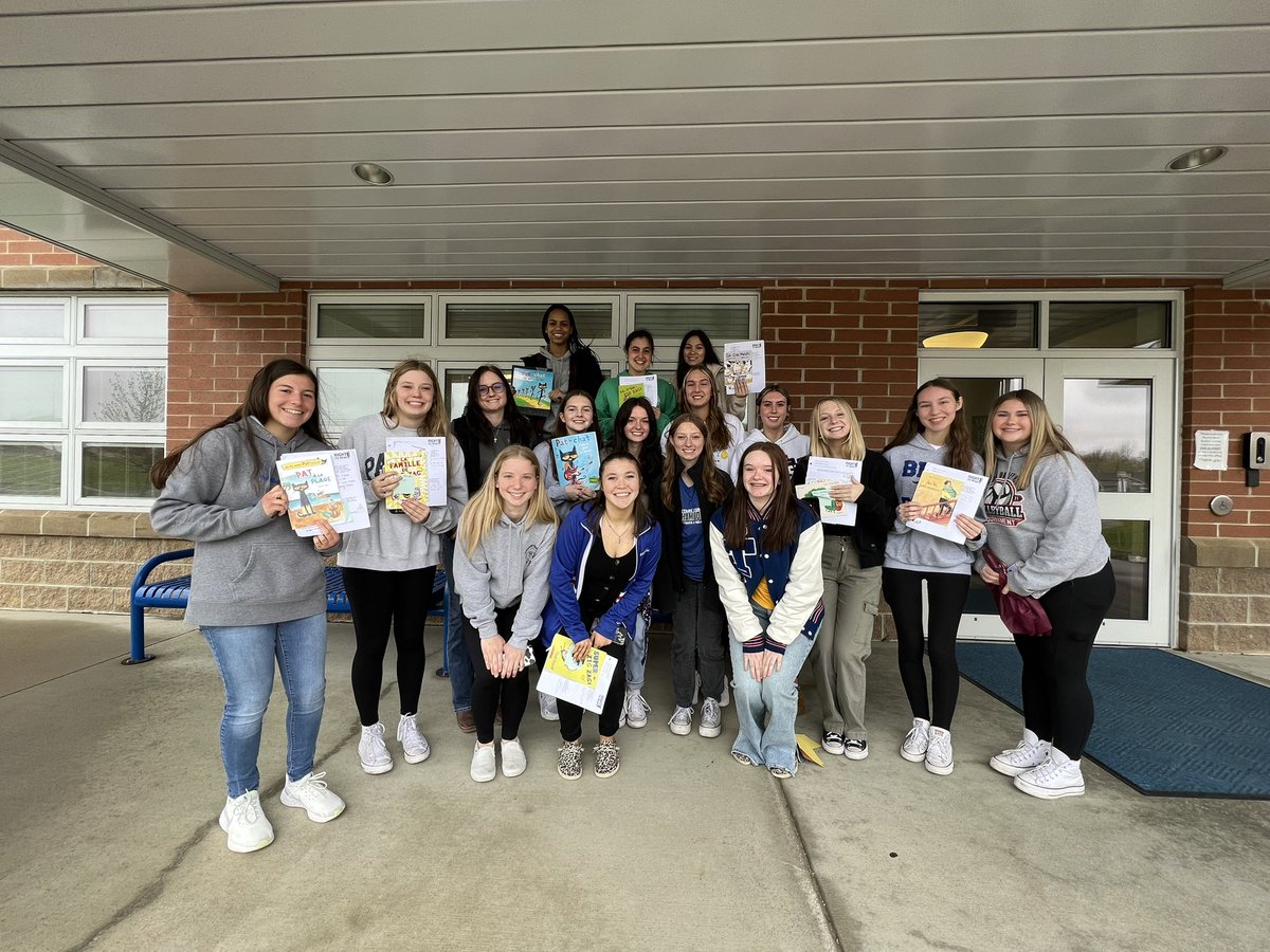 TuslawMLC's tweet photo. French 3 helped the 1st and 4th graders at TES celebrate #righttoreadweek https://t.co/XoMhPE5VnS