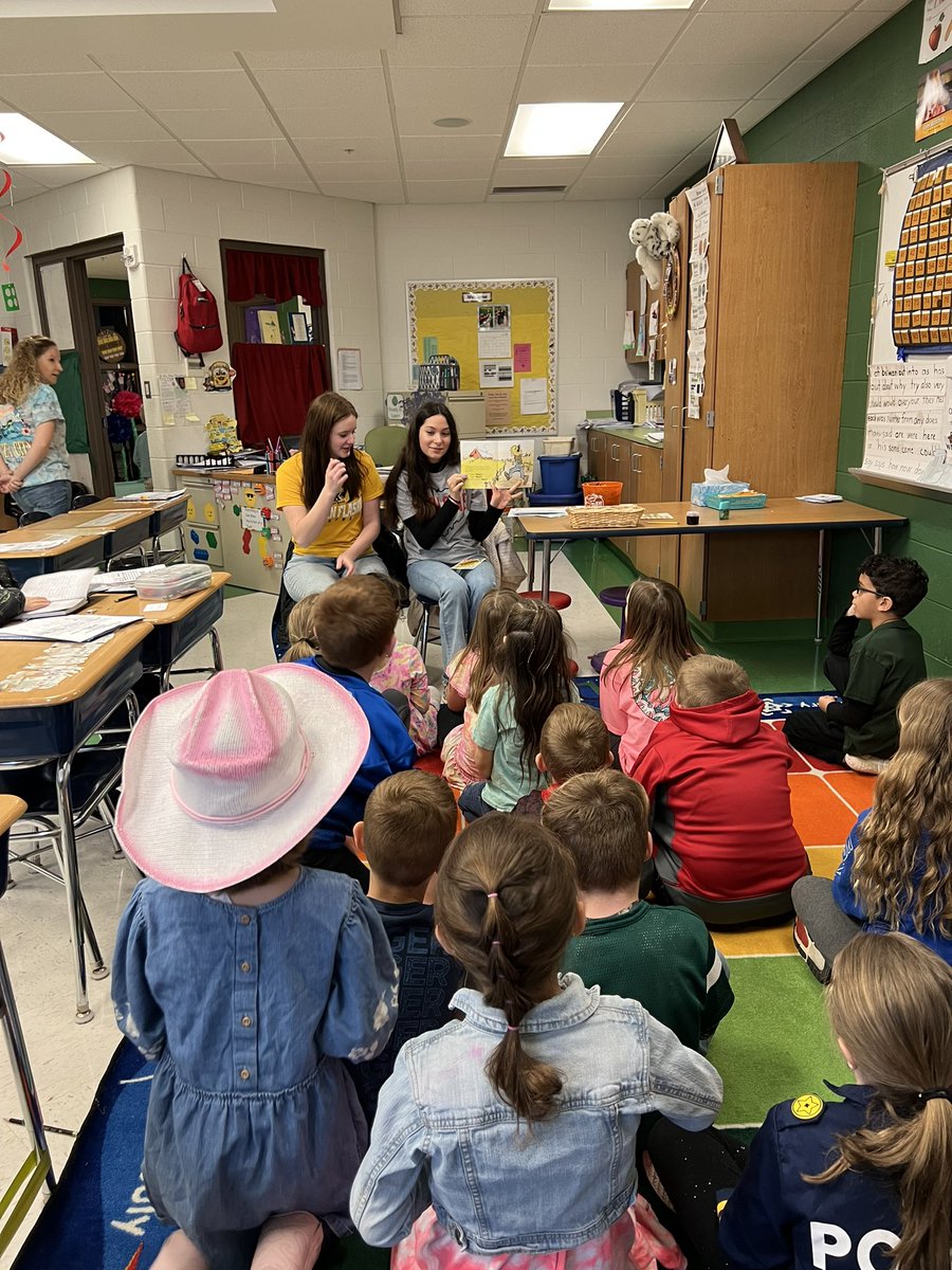 TuslawMLC's tweet photo. French 3 helped the 1st and 4th graders at TES celebrate #righttoreadweek https://t.co/XoMhPE5VnS