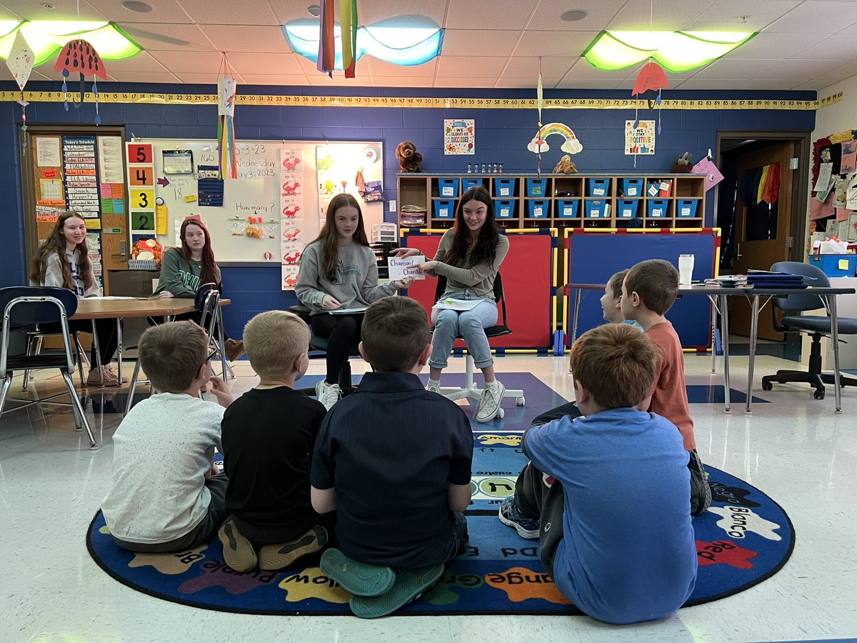 TuslawMLC's tweet photo. French 3 helped the 1st and 4th graders at TES celebrate #righttoreadweek https://t.co/Suvb6EuDyG