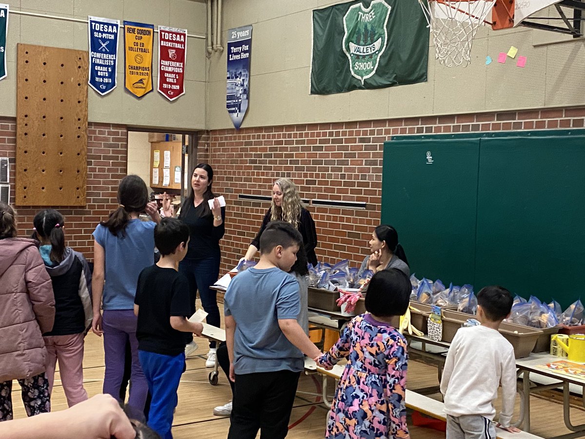 HabermellM's tweet photo. Seed to Table🌱🍅🍽️

Families attended the Three valleys Seed to Table event!  Thank you to Anelia, Melodie, and Nicky for their wonderful demonstrations 🥳🌱🍽️. A big thank you to Helen for organizing the event! https://t.co/9CPtlXQYxp