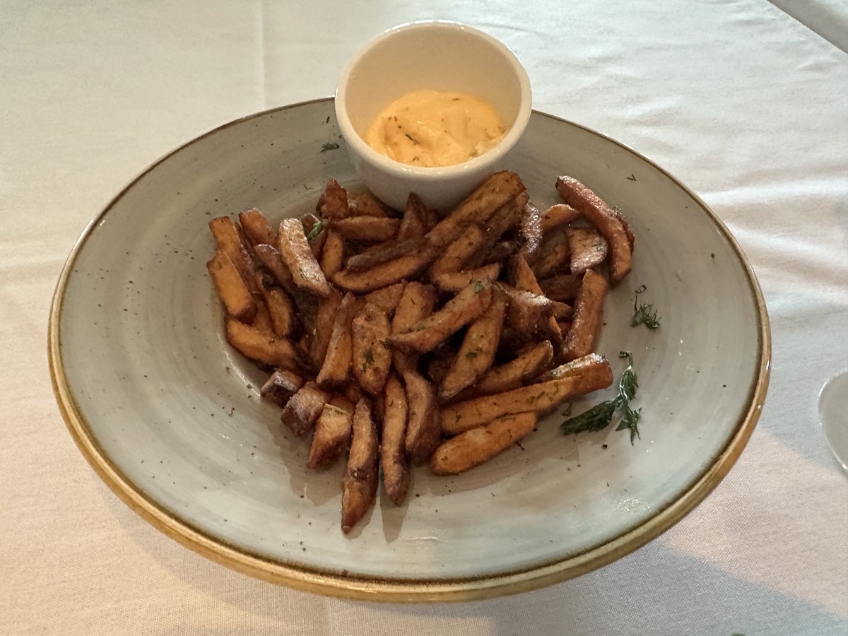 claudesaucier's tweet photo. Où sont passé les belles frites longues? Je fréquente les restos 2 à 3 fois par mois, et la tendance est lourde. On nous sert des « moignons ». Pourquoi? https://t.co/MiG7bNQtie