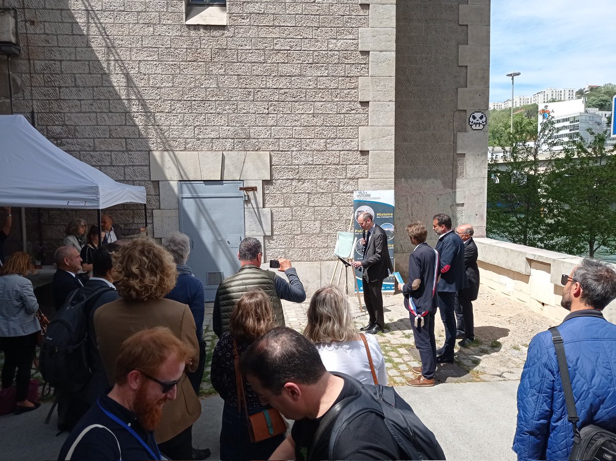 Railsethistoire's tweet photo. Inauguration du #Poste1 de Lyon-Perrache : prise de parole de Matthieu Chabanel, Président Directeur Général de @SNCFReseau https://t.co/YcPrBplG1A