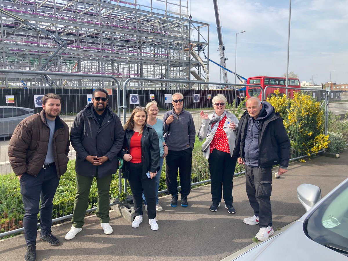 AndyAchilleos's tweet photo. Doing our bit to keep Gravesham #Labour with the @DandR_CLP team today! Phil just joined us as well. 😊

Lots of support with the @graveshamlabour vote holding up on the doors. #VoteLabour #PollingDay 🌹🗳️🙌 https://t.co/MyxyzoiEnS