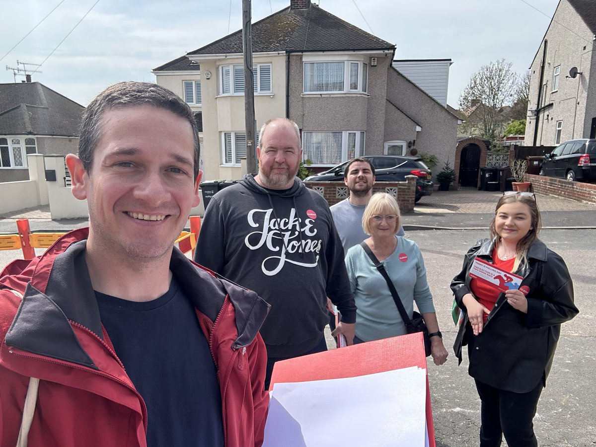 AndyAchilleos's tweet photo. Doing our bit to keep Gravesham #Labour with the @DandR_CLP team today! Phil just joined us as well. 😊

Lots of support with the @graveshamlabour vote holding up on the doors. #VoteLabour #PollingDay 🌹🗳️🙌 https://t.co/MyxyzoiEnS