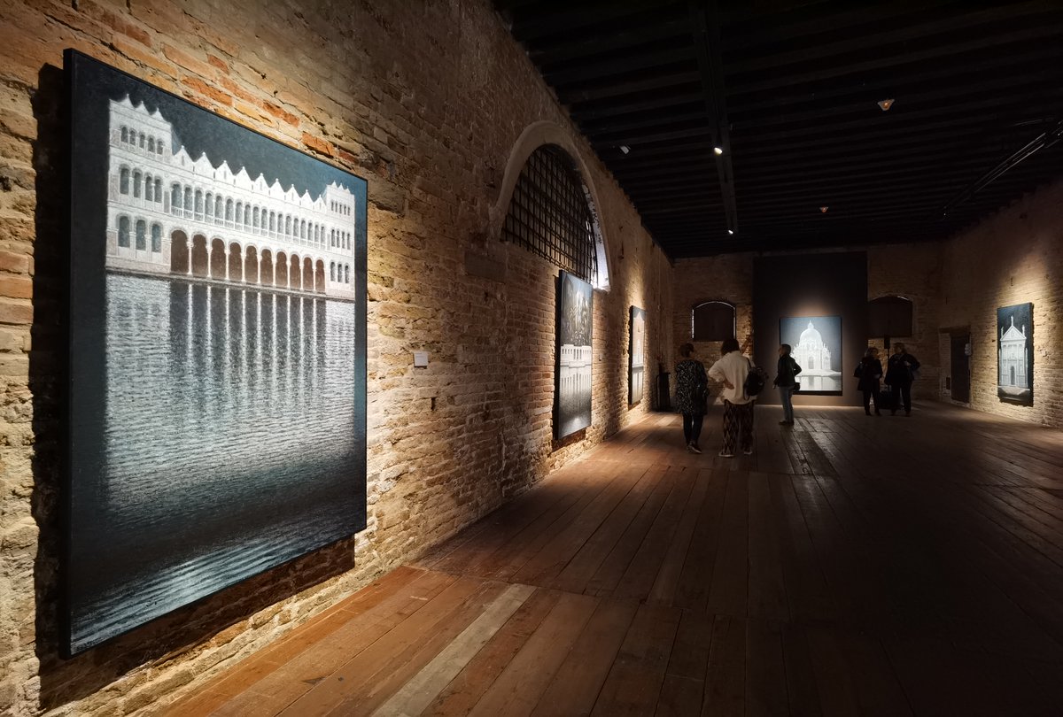 visitmuve_it's tweet photo. #Mostra #MuseoFortuny
🏛️Fino al 01/10 al piano terra di @PalazzoFortuny "SOCCOL. Riflessioni notturne"  

🖼️L'esposizione è concepita come uno spazio ritmato da dieci opere, nelle quali la luce notturna conferisce al tutto un'atmosfera metafisica.

🔗https://t.co/GOVvPpQQsd https://t.co/oi5TJTY0YI