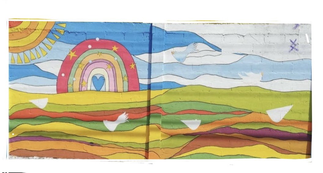 nazlyescalona's tweet photo. Al mural de El Tigre, solo le cambiaría el marco. Me gusta, es sutil y leve. Las capas de colores y tonalidades, dan movimiento y profundidad a cielo y tierra. Las partes blancas repiten el movimiento de las aves. 

La Venezuela tipo Paraqueima hace mucho ruido, pero yo viví una niñez y juventud en la cual -aún viviendo en el barrio- tenía acceso a museos. Allí sí se adquiere noción de la estética, que no es un carnaval de luces led.

Estudié en la Escuela Ribas, Plaza de la Pastora en Caracas. Abajo está el Museo y Casa de Arturo Michelena. Ahí vi, a mis 8 años, la pintura de Miranda en la carraca ¡Impresionante!

Tuve la fortuna de estudiar en el Liceo Andrés Bello, cerca de la Galería de Arte Nacional y el Museo de Arte Contemporáneo Sofía Ímber, ahí se nos iban las tardes. Además de tener al lado la Escuela de Arte Cristóbal Rojas. Con los panitas en Plaza Carabobo, haciendo sus trabajos. 

Luego estudiar en la UCV, que es una obra de arte en sí misma. Instalaciones del OpArt de Vasarely. Graduarme bajo Las Nubes de Calder. Todo eso me lo dió Venezuela 🇻🇪, y por eso sé que tenemos con qué superar a los Lacavas y Paraqueimas. 

¡Buen trabajo el de estos niños! 👏🏽