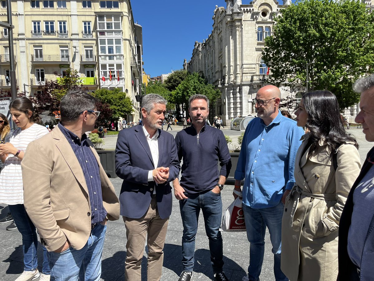 SantanderCs's tweet photo. Hemos acompañado a @InesArrimadas y a @GuillermoDiazCs en un paseo por el centro de #Santander, desde el Ayuntamiento hasta la estación de tren, uno de los puntos decisivos para el futuro de nuestra ciudad.
#LOSANO #CompromisoÚtil https://t.co/FTum6fd8JE