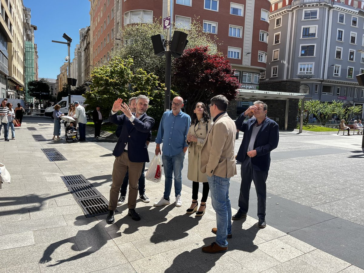 SantanderCs's tweet photo. Hemos acompañado a @InesArrimadas y a @GuillermoDiazCs en un paseo por el centro de #Santander, desde el Ayuntamiento hasta la estación de tren, uno de los puntos decisivos para el futuro de nuestra ciudad.
#LOSANO #CompromisoÚtil https://t.co/FTum6fd8JE