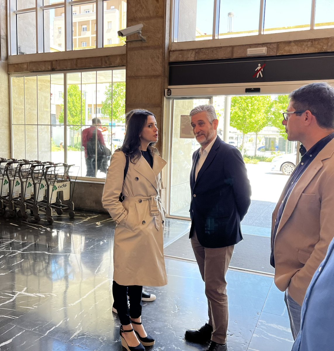 SantanderCs's tweet photo. Hemos acompañado a @InesArrimadas y a @GuillermoDiazCs en un paseo por el centro de #Santander, desde el Ayuntamiento hasta la estación de tren, uno de los puntos decisivos para el futuro de nuestra ciudad.
#LOSANO #CompromisoÚtil https://t.co/FTum6fd8JE
