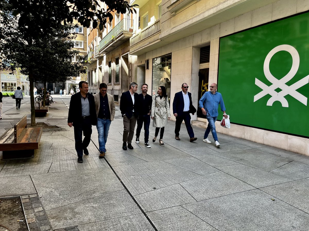 SantanderCs's tweet photo. Hemos acompañado a @InesArrimadas y a @GuillermoDiazCs en un paseo por el centro de #Santander, desde el Ayuntamiento hasta la estación de tren, uno de los puntos decisivos para el futuro de nuestra ciudad.
#LOSANO #CompromisoÚtil https://t.co/FTum6fd8JE