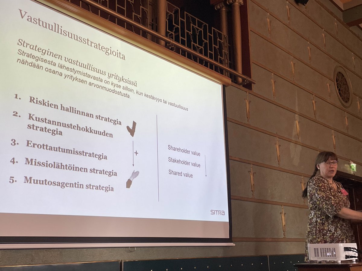 AnneLaunis's tweet photo. @EevaHellstrom avasi PwCwomen-tilaisuutemme puheenvuorollaan siitä, mitä vastuullisuudelta odotetaan tulevaisuudessa ja @AnneHortt jatkaa vihreän siirtymän toteuttamisen haasteista ja ratkaisuista. #pwcwomen #vastuullisuus https://t.co/m2TN69xwmc