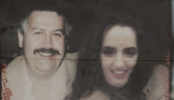 Alcesarlosuyo's tweet photo. Aclaracion:
Ayer di RT a foto de la senadora @MariaFdaCabal donde se le ve con Pablo Escobar ,me informan que es un montaje pido diculpas a la Familia ESCOBAR no era mi intencion desacreditar a Pablo! https://t.co/f5XOkBrjj3