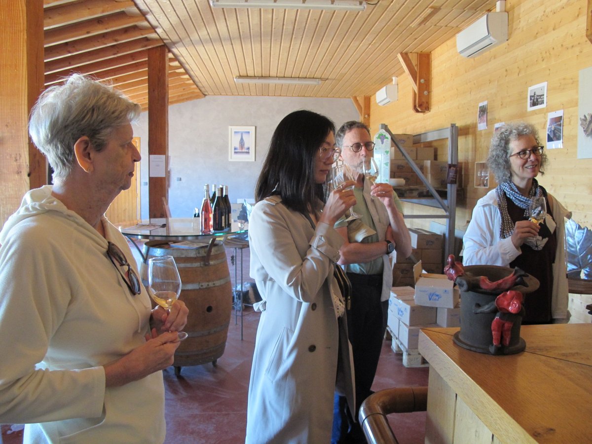 French_Courses_'s tweet photo. Hier, pour l'excursion du mercredi, découverte et dégustation de vin au Domaine Vial. Une sortie très intéressante et enrichissante ! Merci à Jean-Marie !/ Yesterday, during the Wednesday excursion, we did a wine tasting at Domaine Vial. A very interesting and enriching outing! https://t.co/T44ANZVBbK