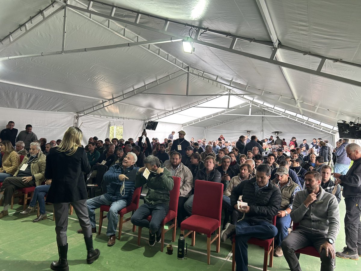 maguilarbenitez's tweet photo. Muy orgulloso escuchar las emotivas Palabras de bienvenida por parte de mi padre en la Jornada “Ganaderia Sustentable”
#LasChilcas #Phibro y #Teknal https://t.co/XxHqM5kXRz