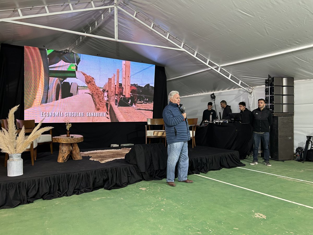 maguilarbenitez's tweet photo. Muy orgulloso escuchar las emotivas Palabras de bienvenida por parte de mi padre en la Jornada “Ganaderia Sustentable”
#LasChilcas #Phibro y #Teknal https://t.co/XxHqM5kXRz