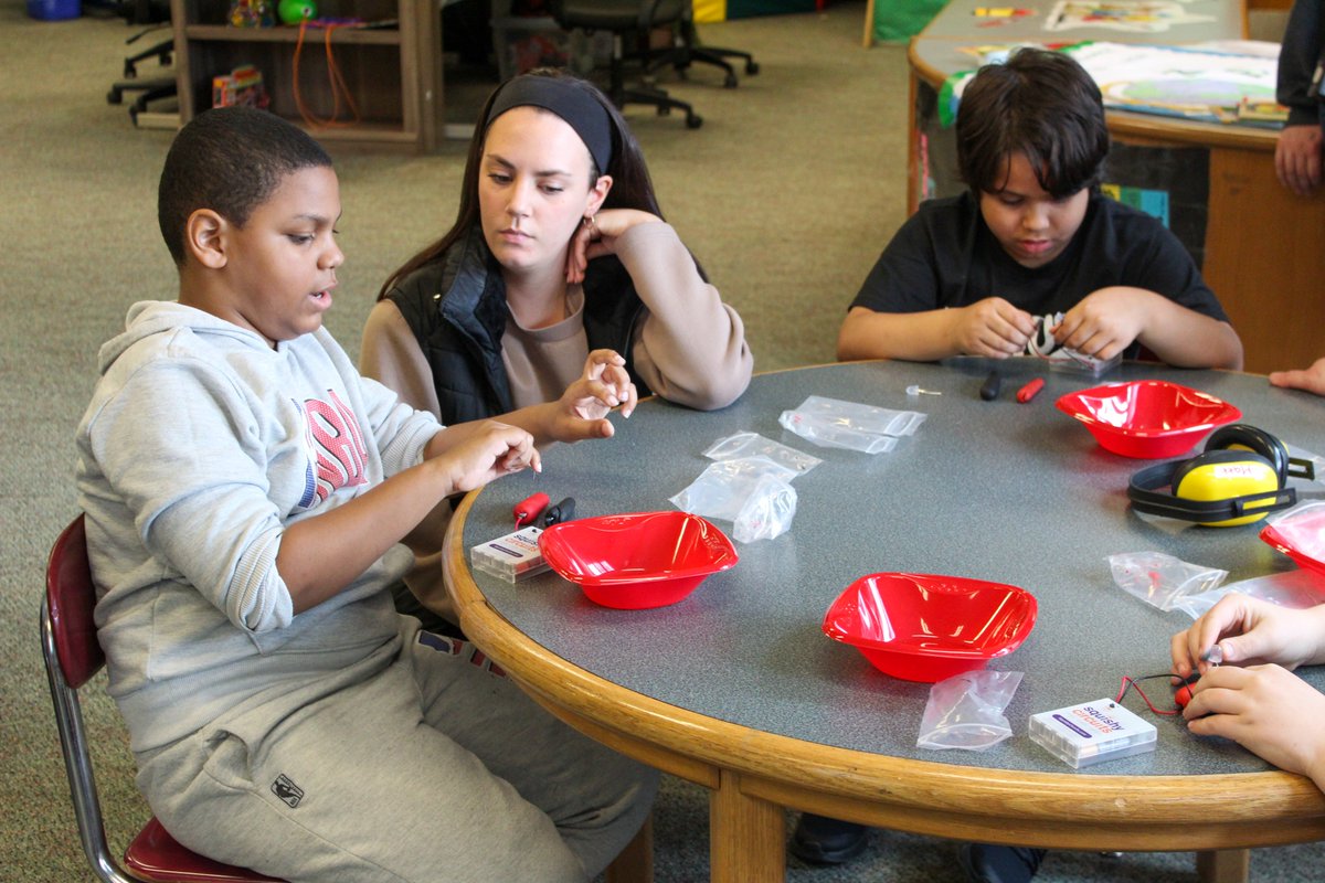 QuestarIIISPED's tweet photo. .@QuestarIII #BOCES students from George Washington School were joined by Ms. Macaluso &amp; Ms. Carbone for a special lesson on electricity. Students learned how to create a circuit to turn on a lightbulb with the use of playdoh &amp; a battery pack. Great job, students! #squishycircuit https://t.co/1ddxgLySgK