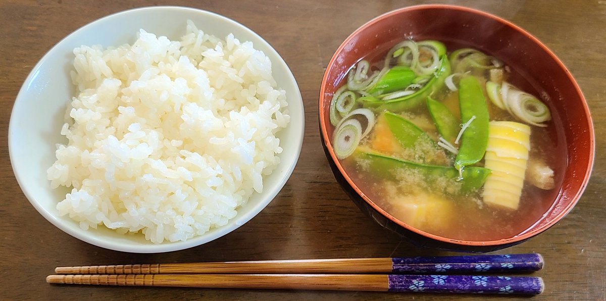 5/4朝食 タケノコと新ジャガイモの肉じゃが 豚チャーシュー タケノコと絹さやのお味噌汁 ご飯 旬の食材のを使った料理を朝食から食べられる嫁の実家最高です🥳 新ジャガ柔らかくて旨い😋 タケノコも柔らかくて程よい食感たまりません🤗