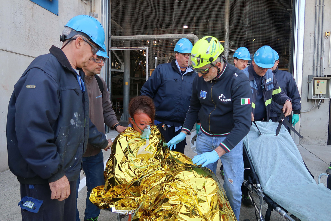 AnpasPiemonte's tweet photo. Alla #Synthomer di Sant’Albano Stura, nel cuneese, si è svolta, con il supporto di formatori di #AnpasPiemonte, una realistica simulazione di #emergenza in concomitanza con la prova di evacuazione del personale presente nello stabilimento. https://t.co/1R3WBBaYDI #Anpas https://t.co/DJH7uJtr1r