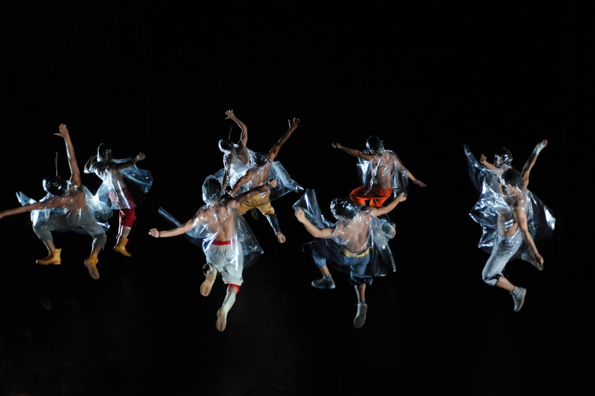 ciekafig's tweet image. À l'occasion de la @bienaldedanca au #bresil, les danseurs cariocas de la cie Käfig reprennent la pièce #agwa de @MouradMerzouki pour 4 représentations exceptionnelles du 4 au 6 mai. Quel bonheur de retrouver sur scène ce spectacle joué plus de 300 fois!
📷 Michel Cavalca