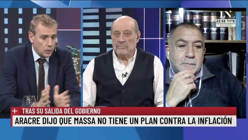 AlvarodLamadrid's tweet image. En Argentina, la vicecondenada, que tiene más plata que el BCRA, se llevó al país en bolsos a su casa, alumbró el peor gobierno de la historia escondiéndose detrás de Alberto Fernández y, condujo a la Argentina a la peor crisis (mayor a la del 2001) y pretende seguir en carrera.