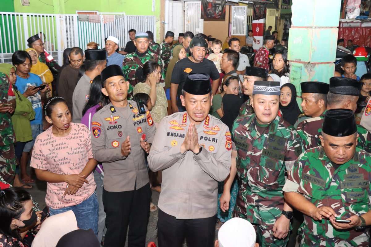 PolrestabesMKS's tweet photo. Kapolrestabes Makassar Kombes Pol Mokhamad Ngajib bersama Dandim 1408 BS Kolonel Inf Nurman Syahreda, SE melaksanakan kunjungan ke warga Kelurahan Baraya Jalan Kandea Kecamatan Bontoala Kota Makassar.
#SoliditasTNIPolri
#BersamaJagaKeamanan
https://t.co/2qgRh8Yx6r https://t.co/TkDSHa2B6o