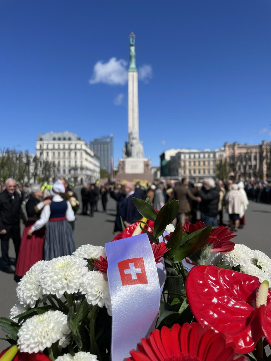 SwissAmbRiga's tweet photo. A picture perfect day to celebrate freedom🇱🇻🌞! Congratulations to all #Latvians. Thx to #Saiema @Jekaba11 and @EdvardsSmiltens for #4maijs plenary sitting and flowers laying at #Riga #Freedom Monument on Anniversary of Restoration of Independence of the Republic of #Latvia 🇱🇻🇨🇭 https://t.co/Xe22aSnqFf