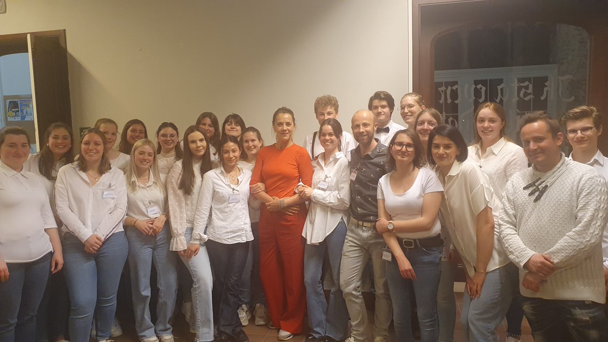 Dit is de foto die je als lector #eventmanagement bij <a href="/HowestOM/">Office management</a>  na afloop van het event wil posten.  Alleen maar lachende studentengezichten op het einde onze wellbeing- en netwerkavond met @leendendievel.  <a href="/howest/">Howest</a>